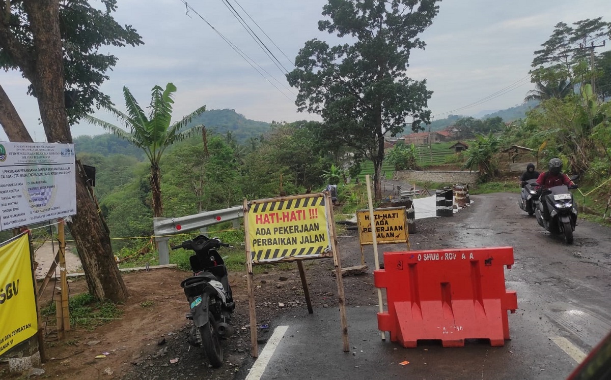 Jalan Penghubung Majalengka–Sumedang Amblas, Warga Terpaksa Gunakan Jalur Alternatif