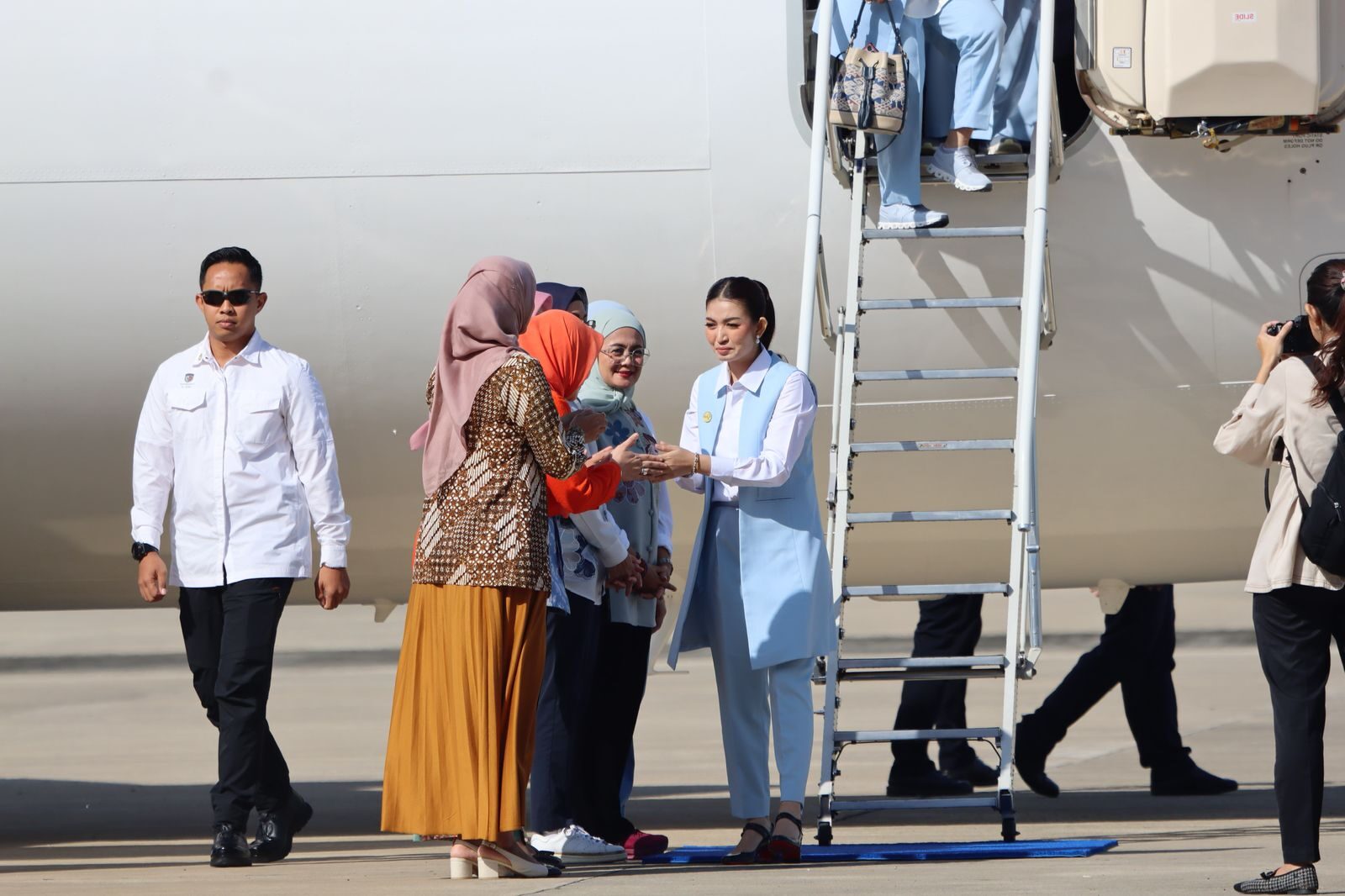 Ibu Wapres Selvi Gibran Tiba di Bandara Kertajati, Pengamanan TNI-Polri Maksimal