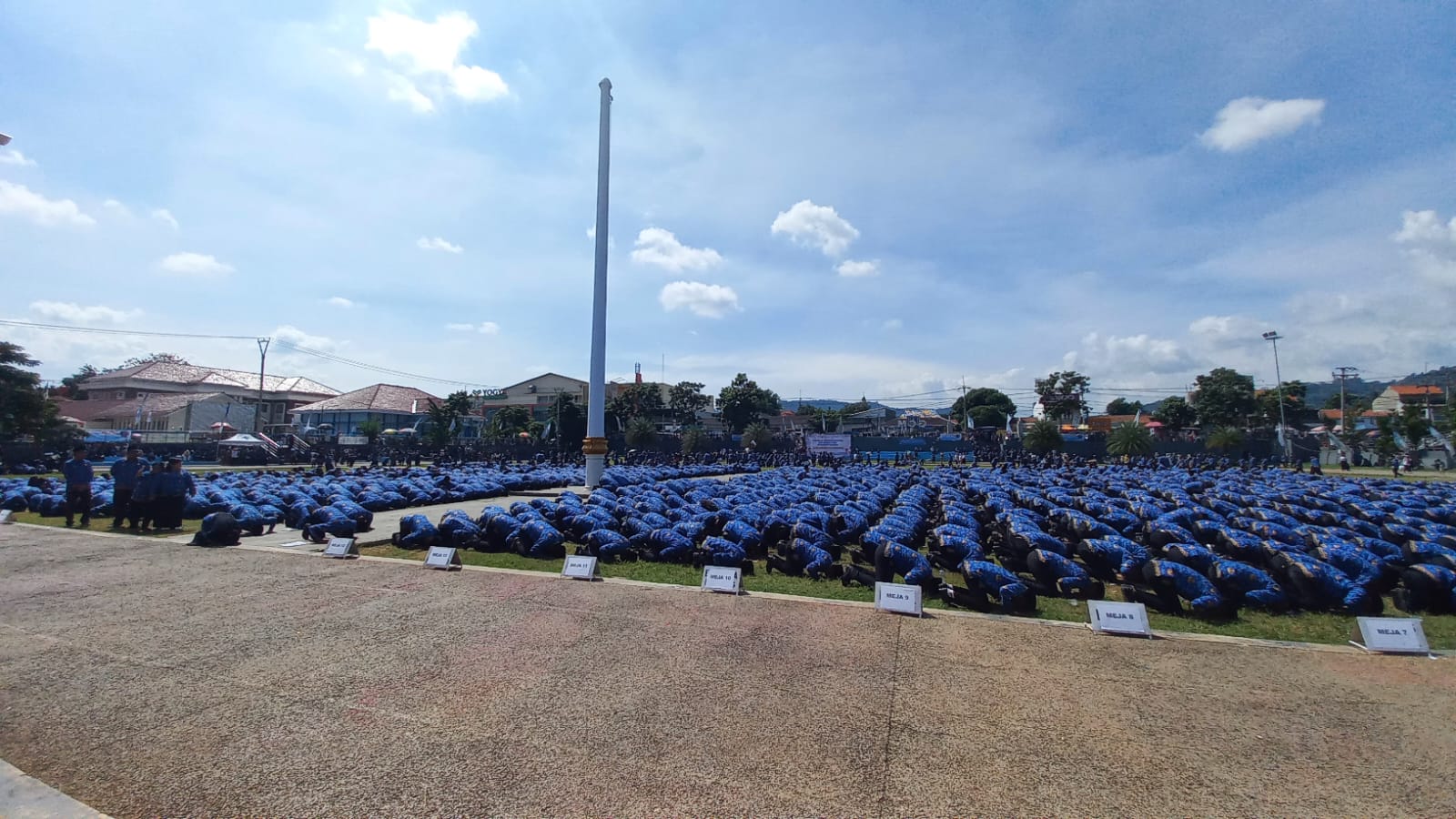 Ribuan Tenaga Honorer Majalengka Resmi Diangkat Jadi PPPK Paruh Waktu, Sujud Syukur Warnai Pelantikan